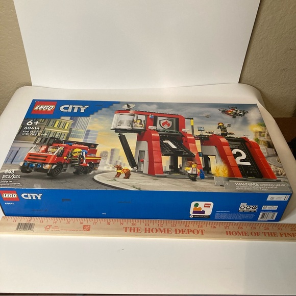 LEGO CITY: Fire Station with Fire Truck (60414) - Picture 11 of 14